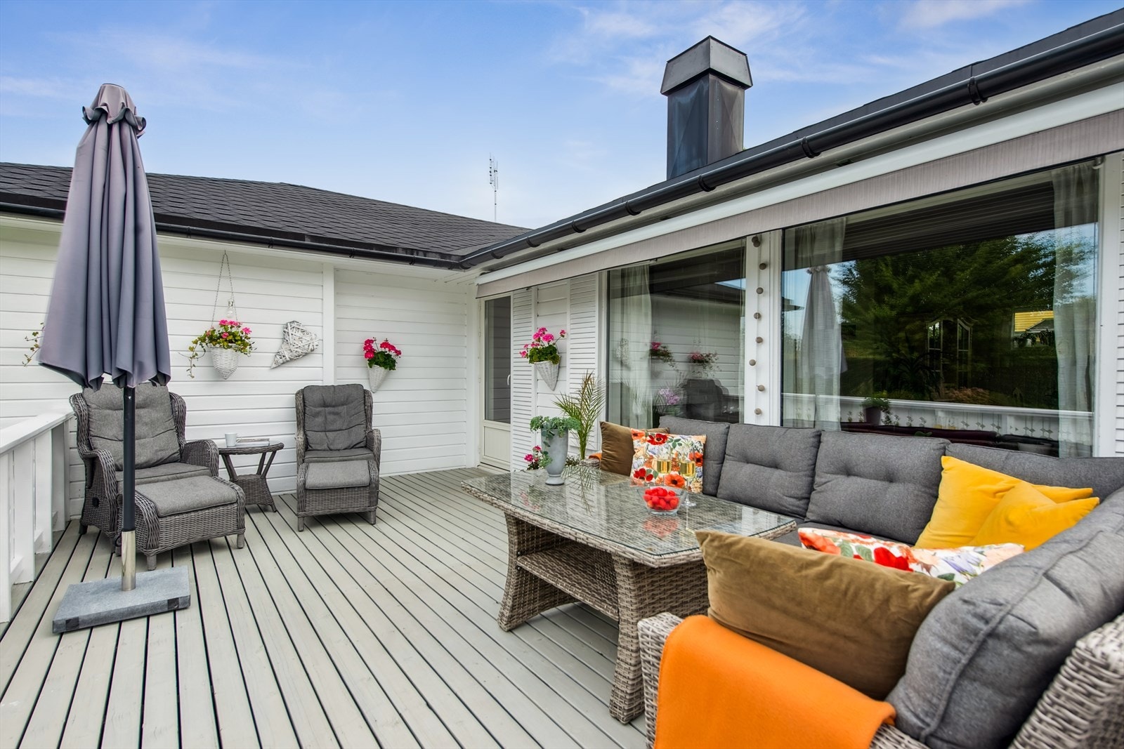 Den store, vestvendte terrassen blir en naturlig forlengelse av stuen på sommerstid. Galleribilde