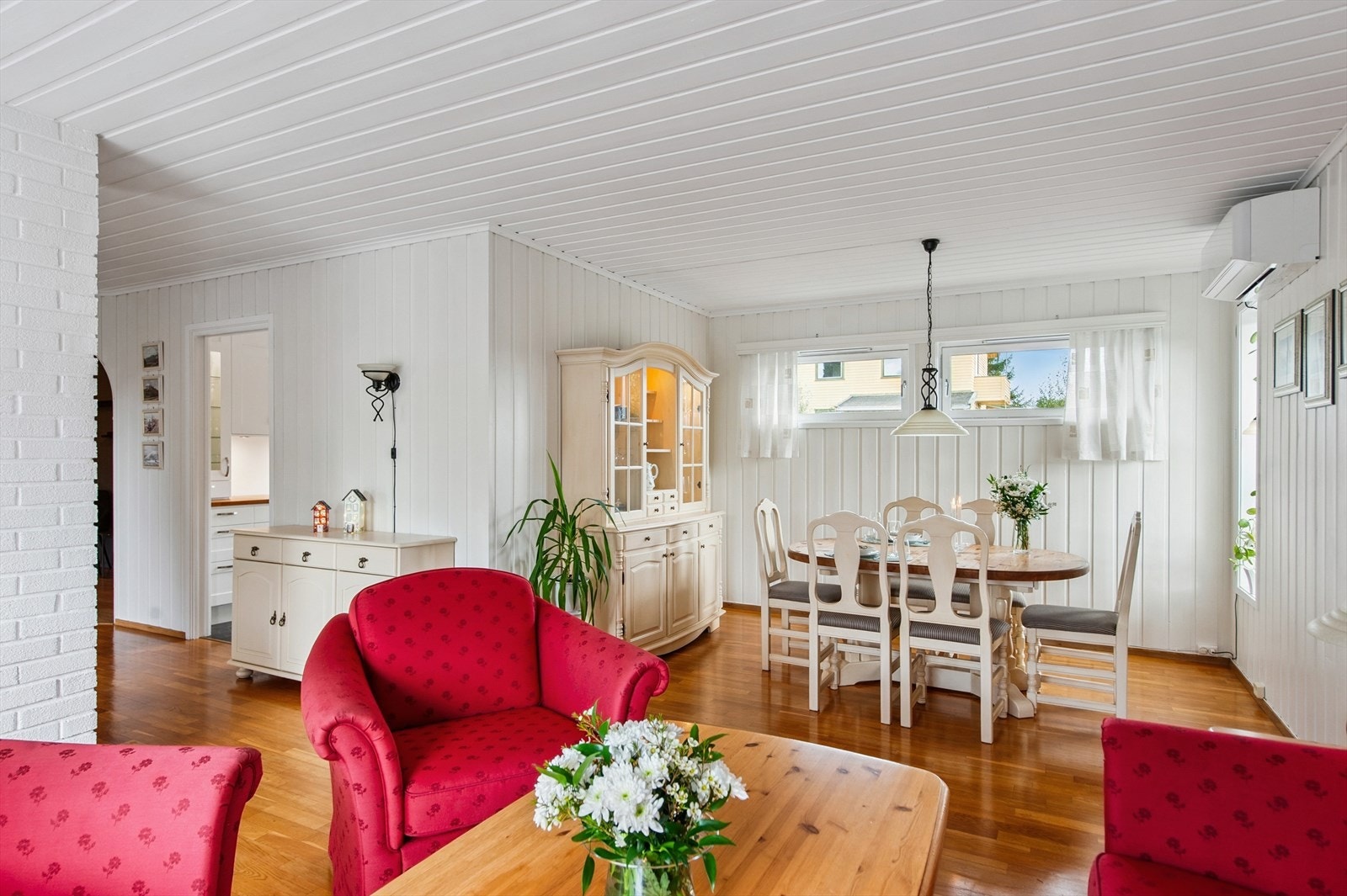 Boligens sosiale sone har en åpen løsning mellom stue og spisestue. Galleribilde