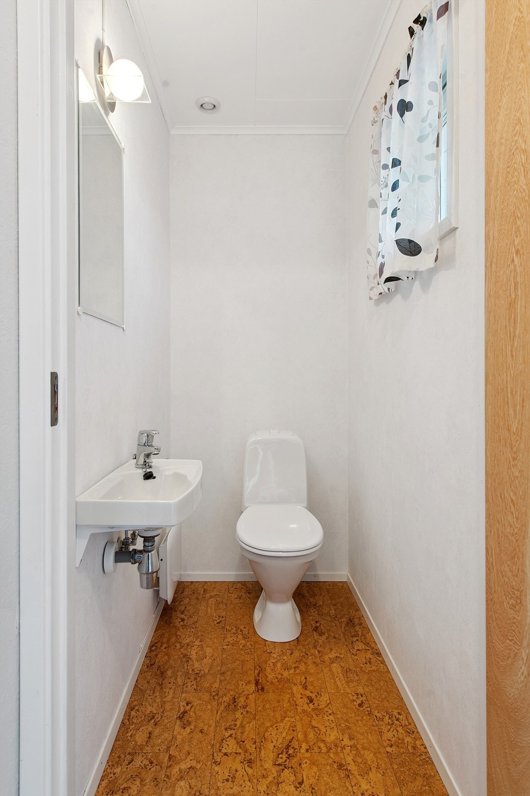 Wc i gang 1 etg. Praktisk toalettrom for gester. Galleribilde