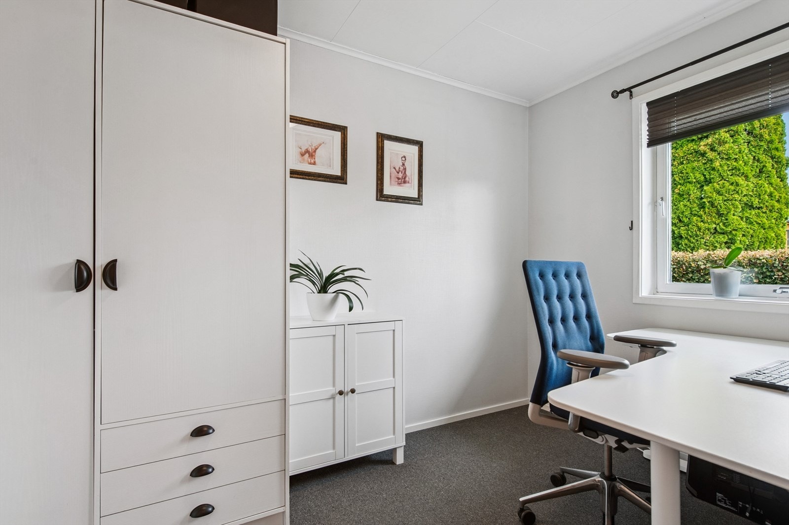 Et av rommene i første etasje egner seg godt som kontor eller gjesterom. Kan også brukes som soverom. Galleribilde