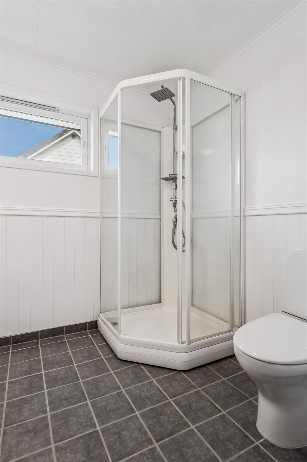 Badet er utstyrt med et praktisk dusjkabinett. Galleribilde