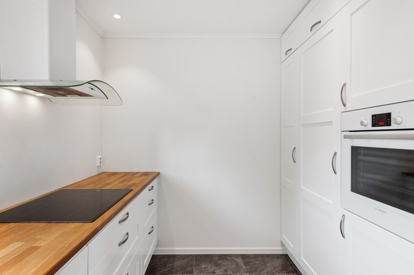 Kjøkkenet er utstyrt med nedfelt koketopp og ventilator. Galleribilde