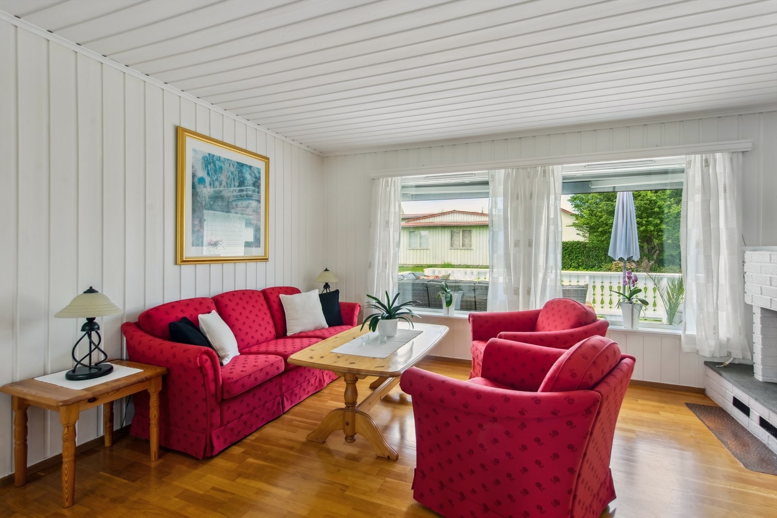 Stuen har god plass til en romslig sofagruppe. Galleribilde