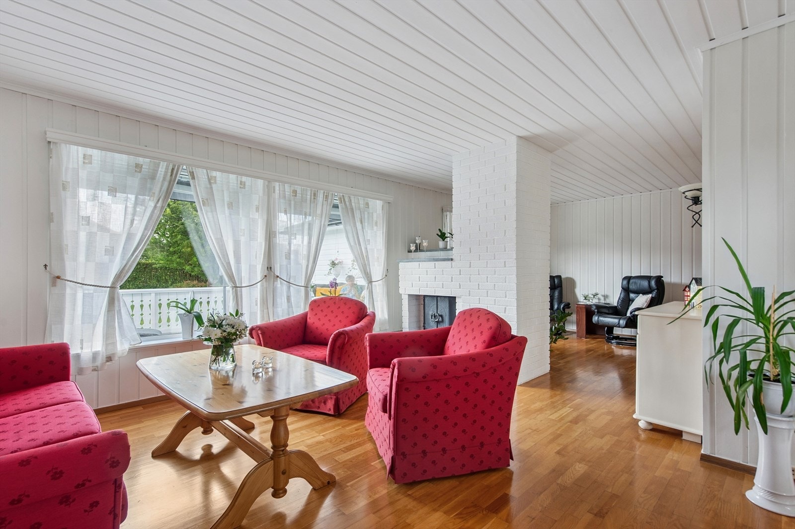 Den sentralt plasserte peisen gir en lun atmosfære og supplerende varme. Galleribilde