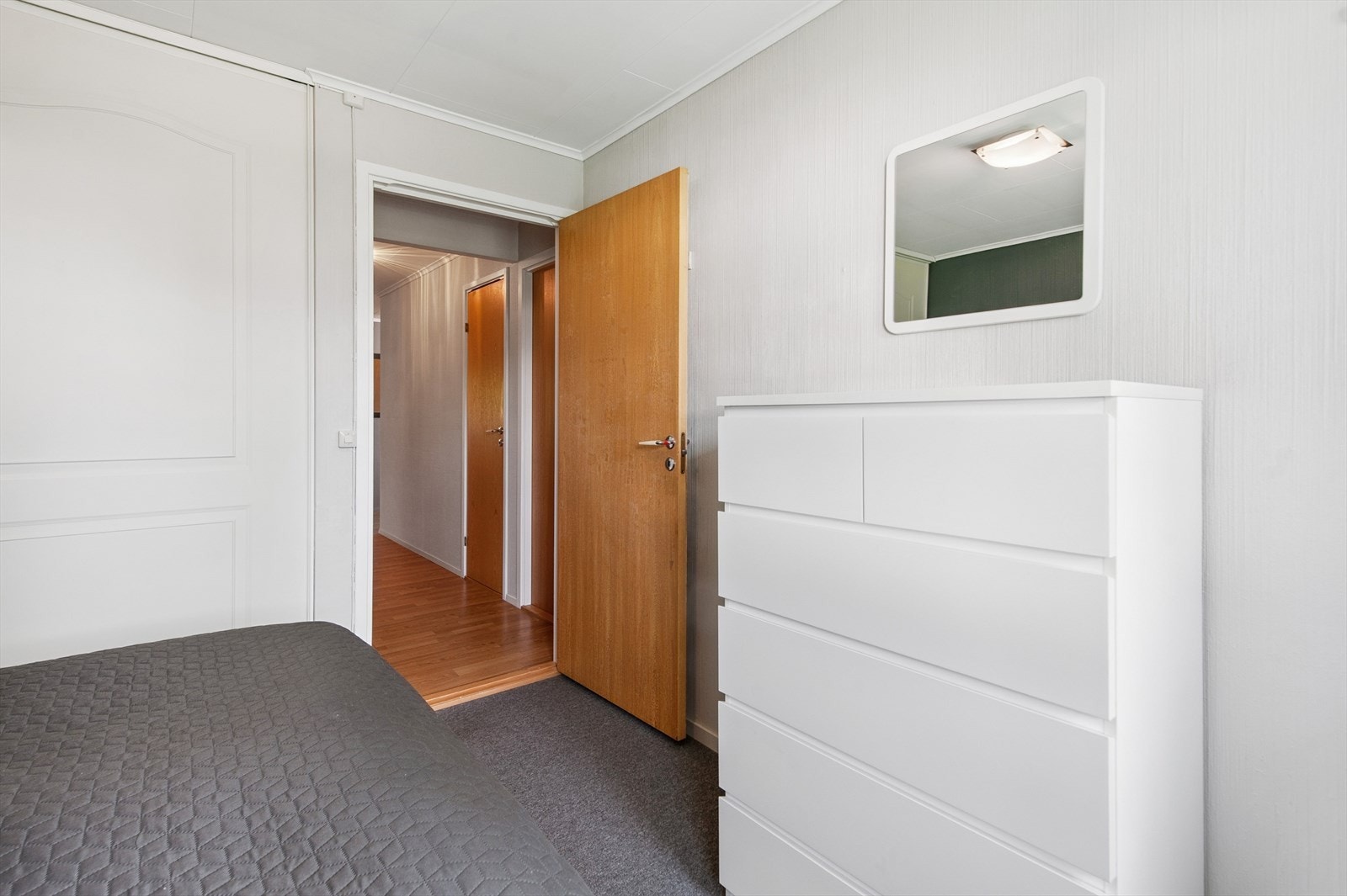 Fra soverommet er det adkomst til gangen som leder videre i boligen. Galleribilde