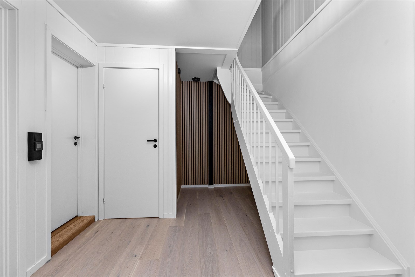 Den malte tretrappen leder opp til boligens hovedplan i første etasje. Galleribilde