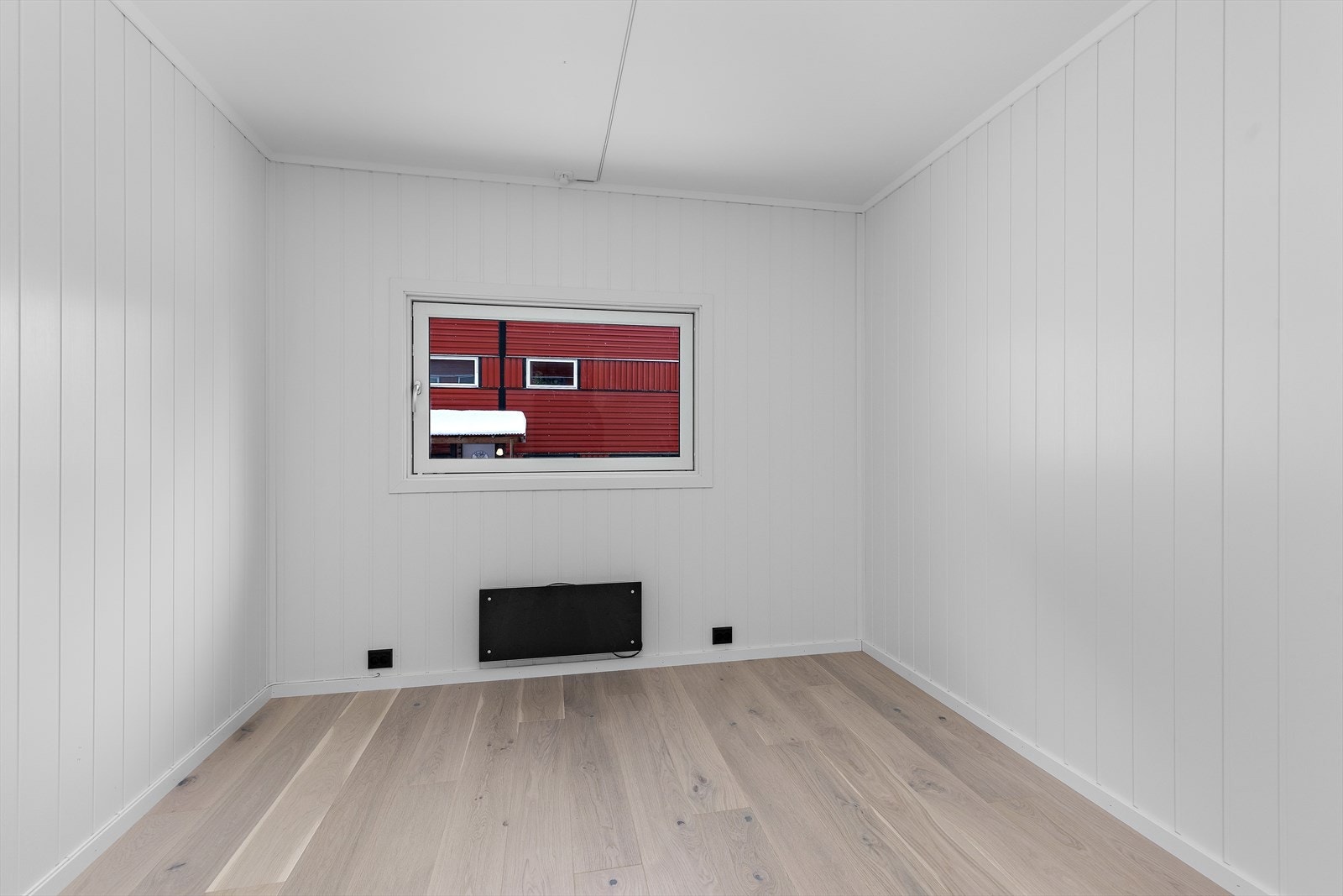 Rommene er holdt i nøytrale farger med malte plater på veggene. Galleribilde