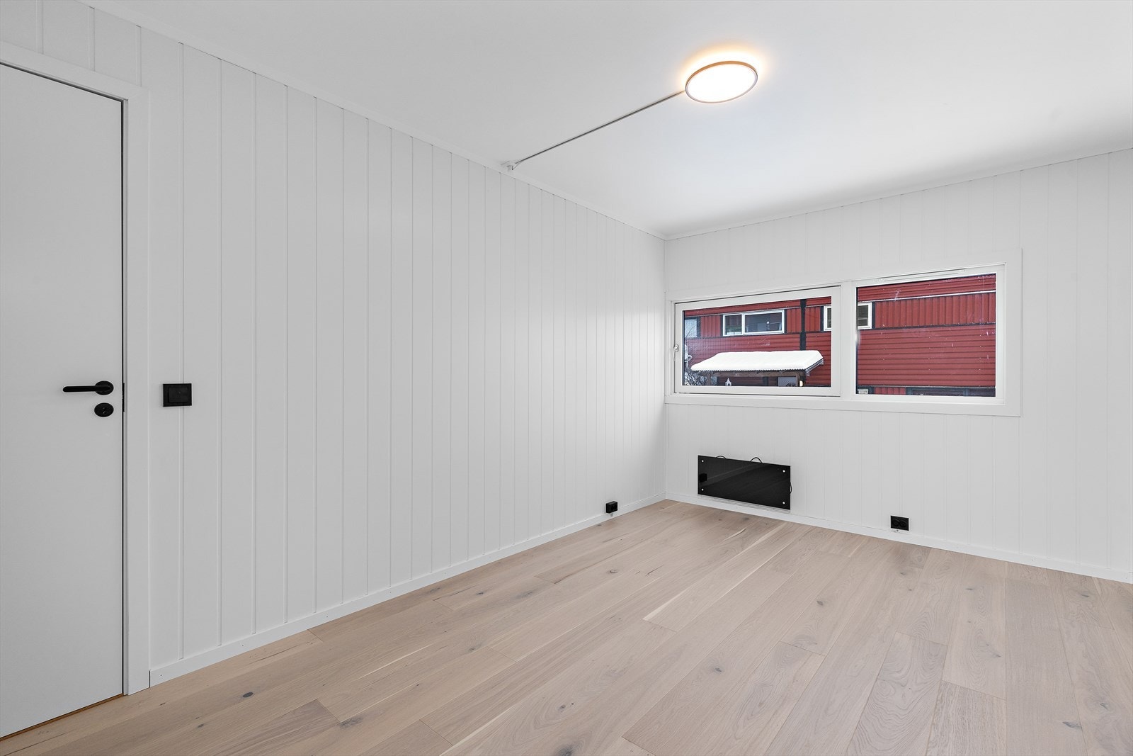 Leiligheten har tre soverom i underetasjen, alle med oppgraderte overflater. Galleribilde