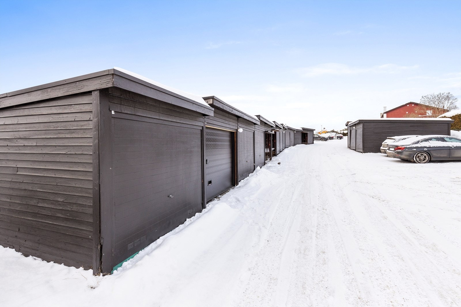 Med leiligheten følger en egen garasjeplass på 14 m² i felles garasjerekke. Galleribilde