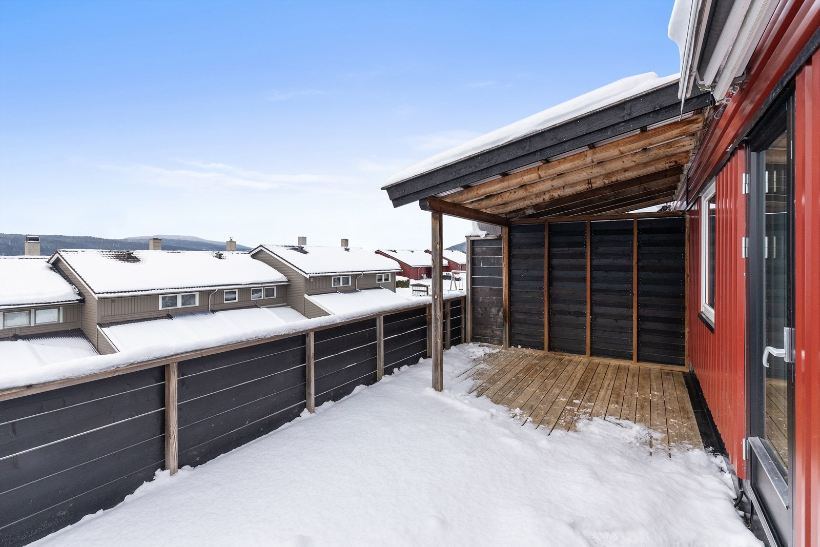 Verandaen har en overbygget del på 7 m², som gir ly for vær og vind. Galleribilde