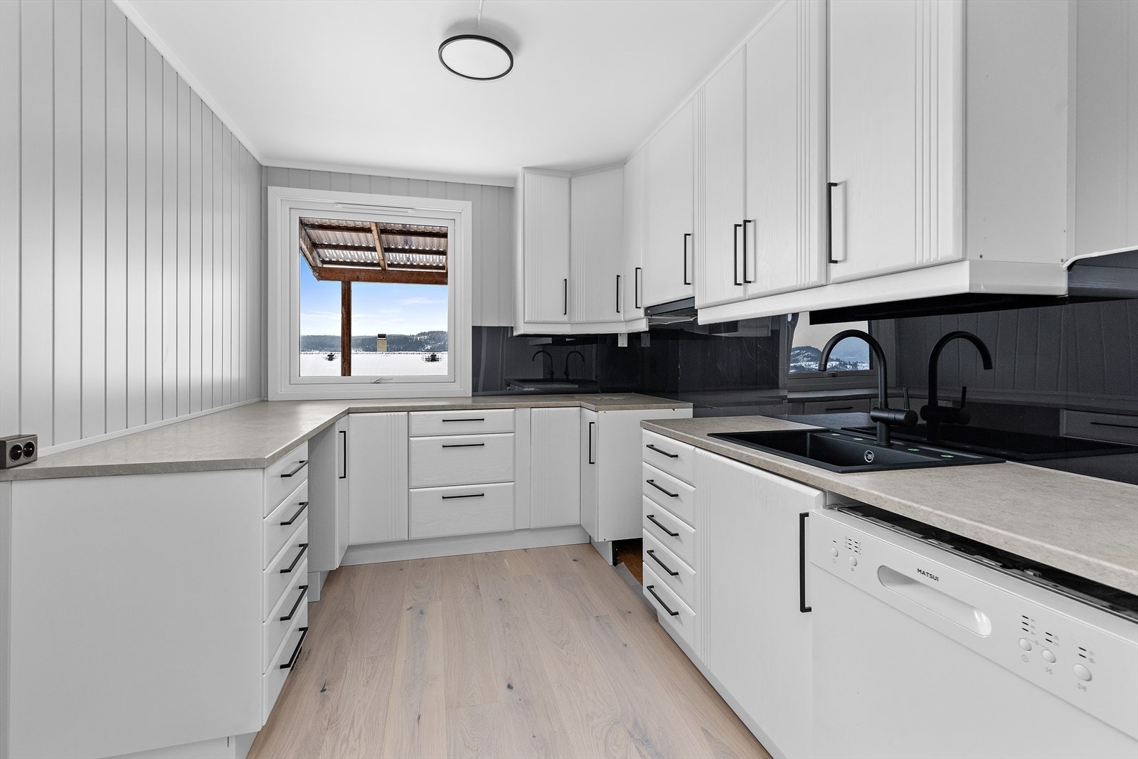 Funksjonelt og separat kjøkken med takhøy U-formet innredning, utbedret i 2025/26. Galleribilde