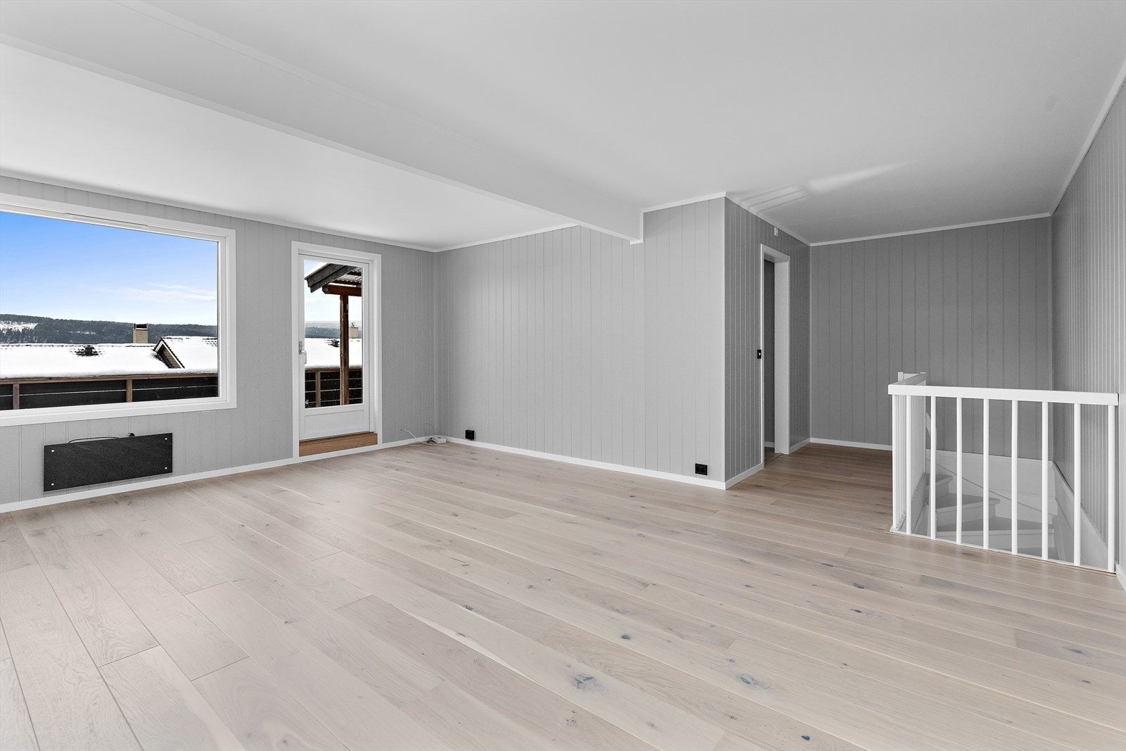 Her er det god plass til både sofagruppe og spisebord. Galleribilde