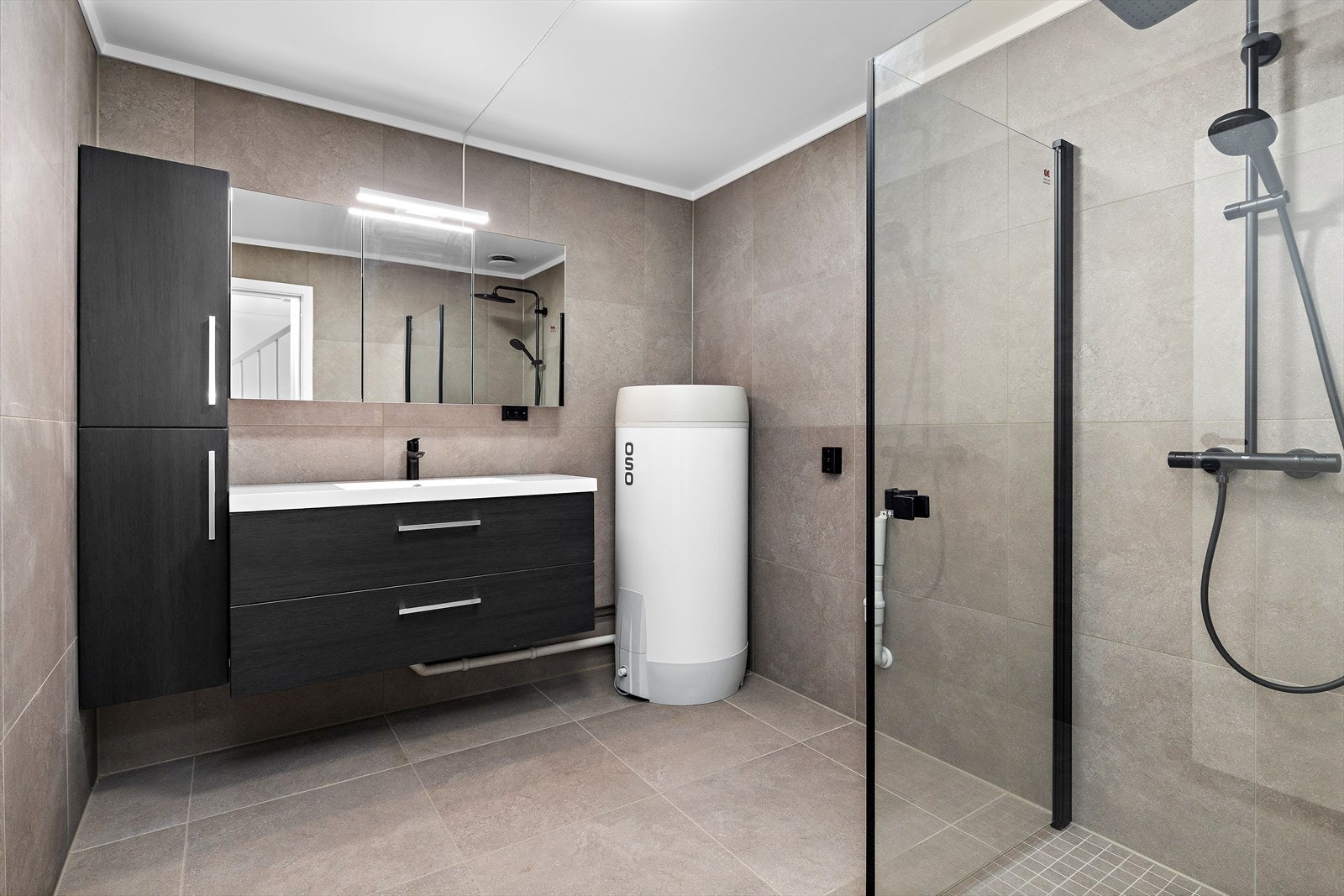 Leiligheten er vesentlig oppgradert, og har blant annet et helt nytt, flislagt bad! Galleribilde