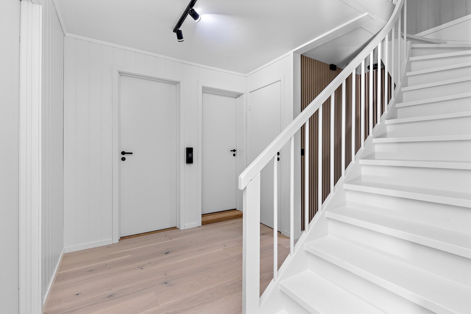 Gangen har gjennomgående 1-stavs hvitpigmentert eikeparkett, som i store deler av leiligheten. Galleribilde