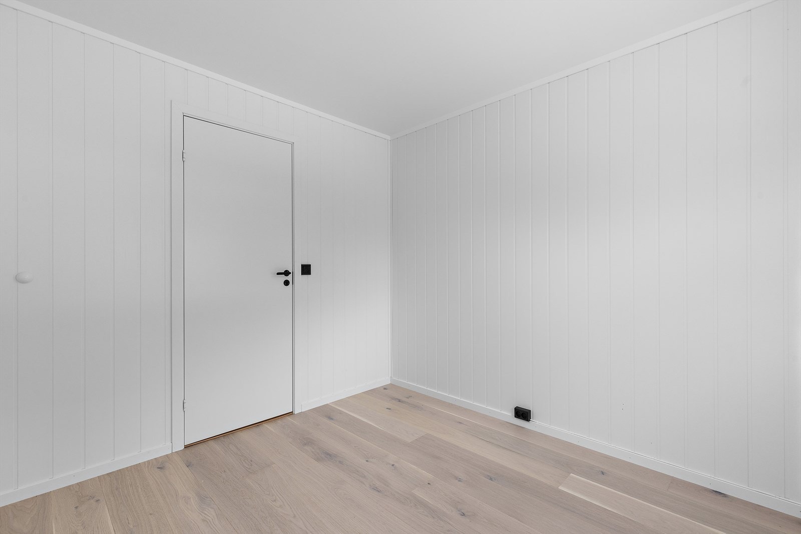 Alle soverom fikk nye, klassiske innerdører, som komplementerer den moderne stilen. Galleribilde