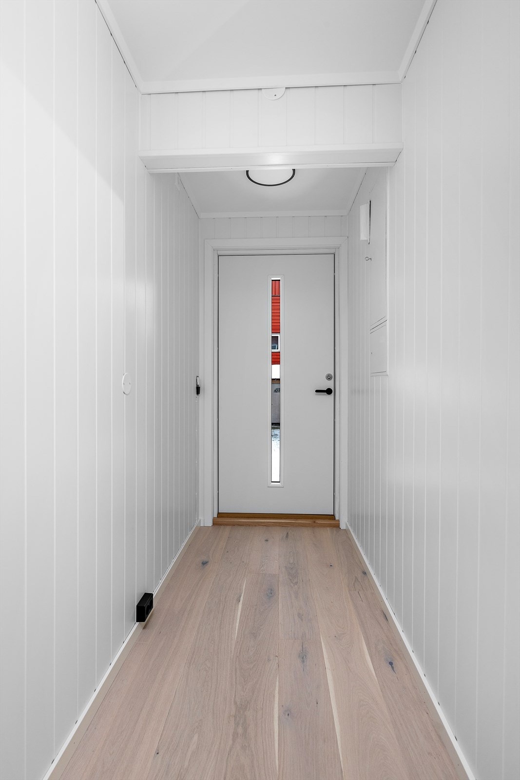 Velkommen inn gjennom en ny hovedinngangsdør fra 2026, til en lys og innbydende entré. Galleribilde