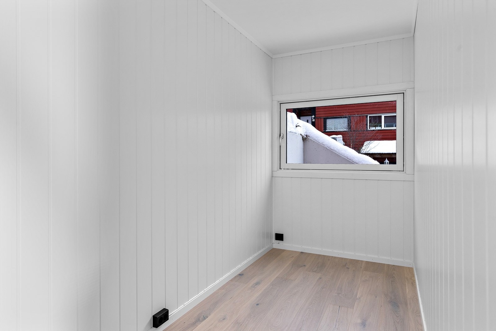 Gjennomgående materialvalg med 1-stavs eikeparkett skaper en helhetlig stil i hele etasjen. Galleribilde