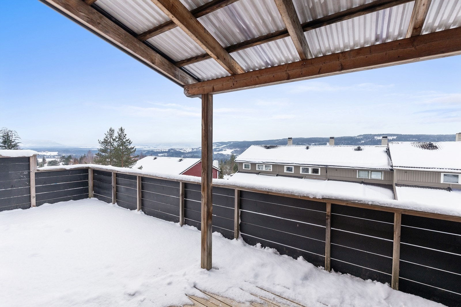 Fra den store, vestvendte verandaen på 24 m² er det flott utsikt mot Tyrifjorden og Norefjell. Galleribilde