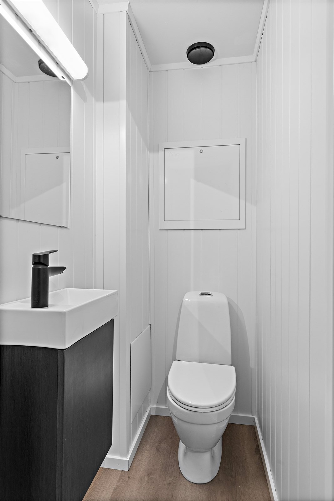 Praktisk, separat toalettrom som også ble oppgradert i 2025/26. Her er boligens nye rør-i-rør-system installert. Galleribilde