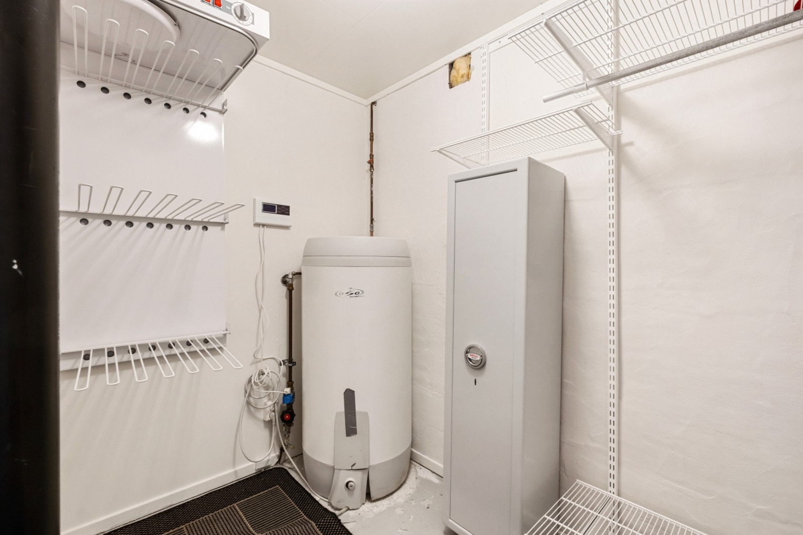 Teknisk rom med tørkestativ og hyller. Galleribilde