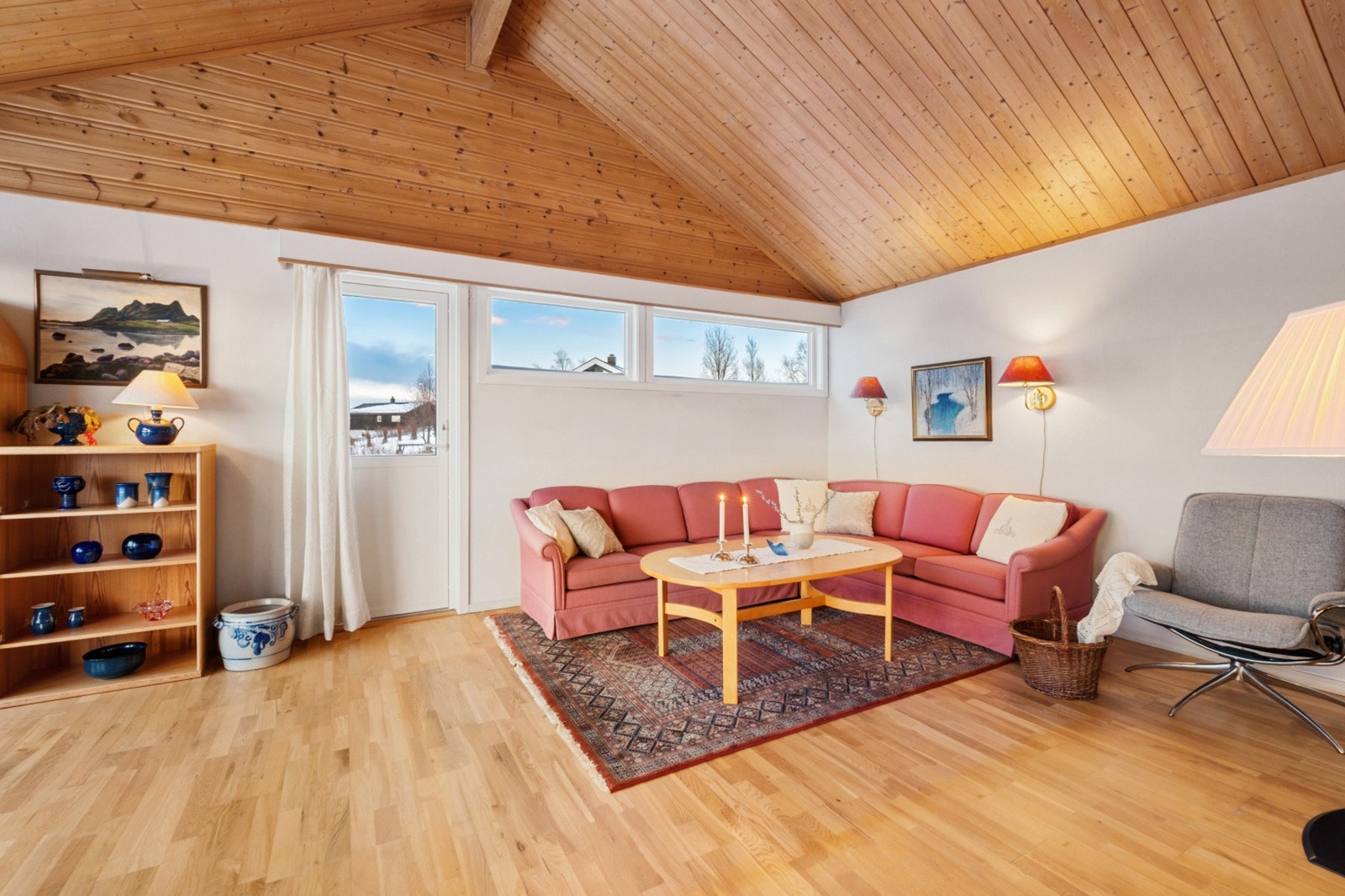 Fra stuen er det utgang til balkong. Galleribilde