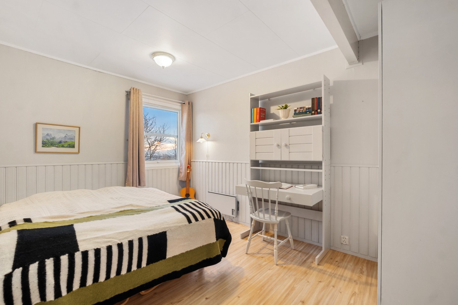 Soverom nr. 3. ligger i underetasjen. Skap følger med. Galleribilde