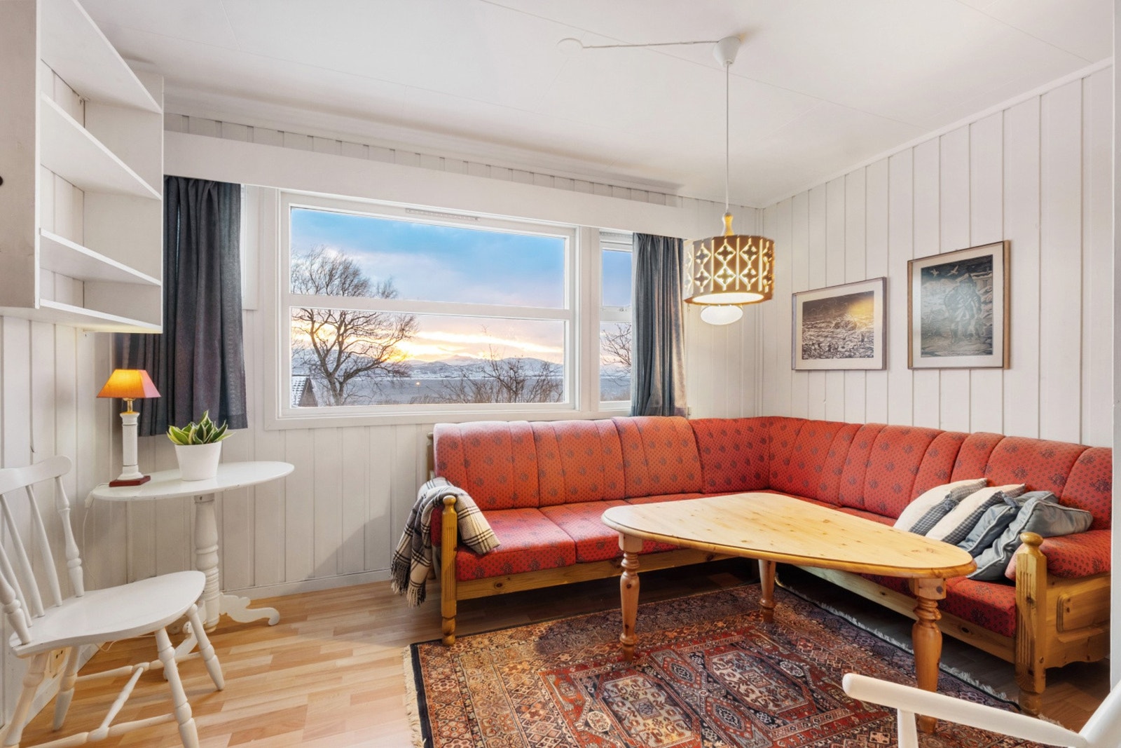 Stue i underetasje. Galleribilde