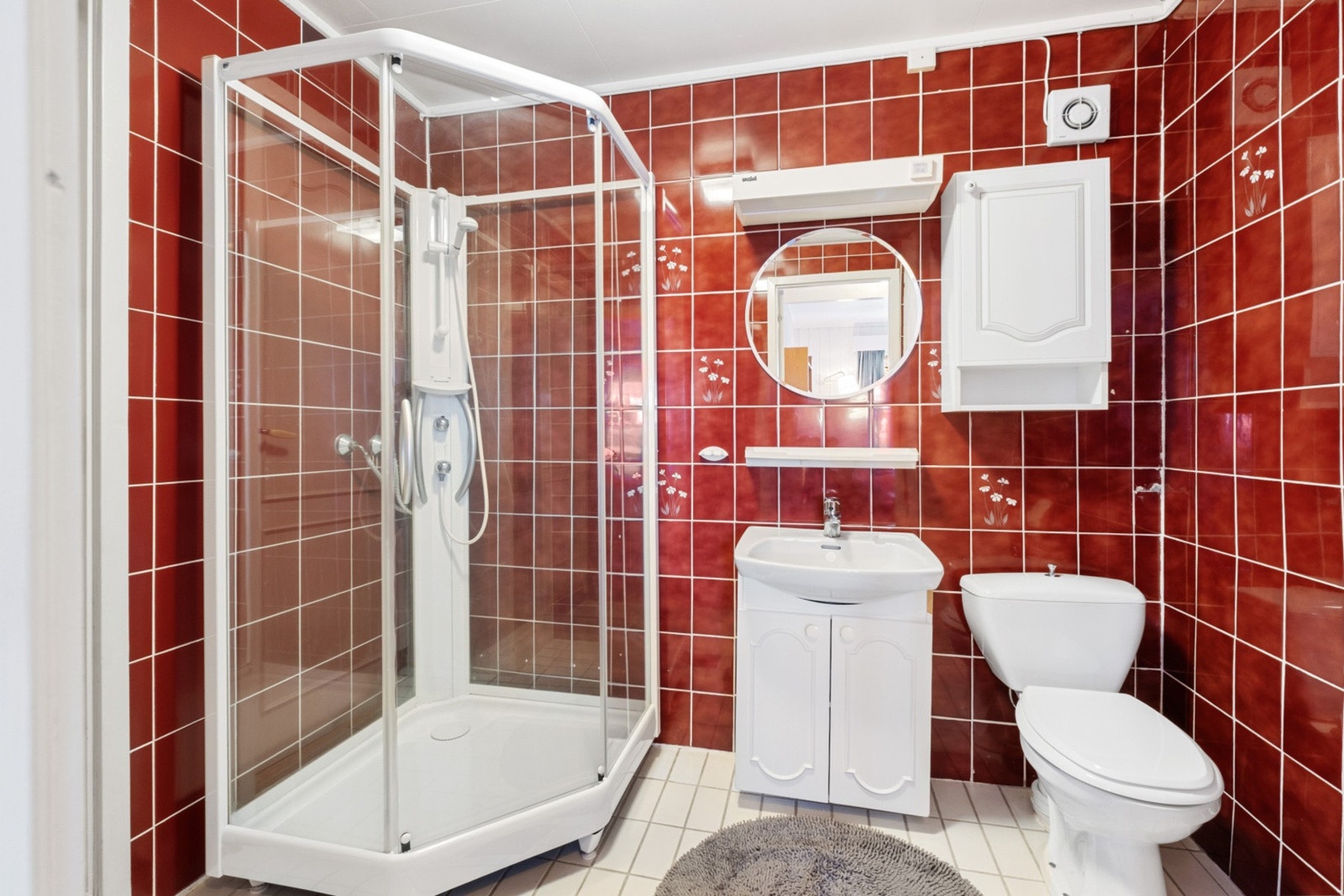 Det er 2 bad i boligen. Dette ligger i underetasjen. Galleribilde