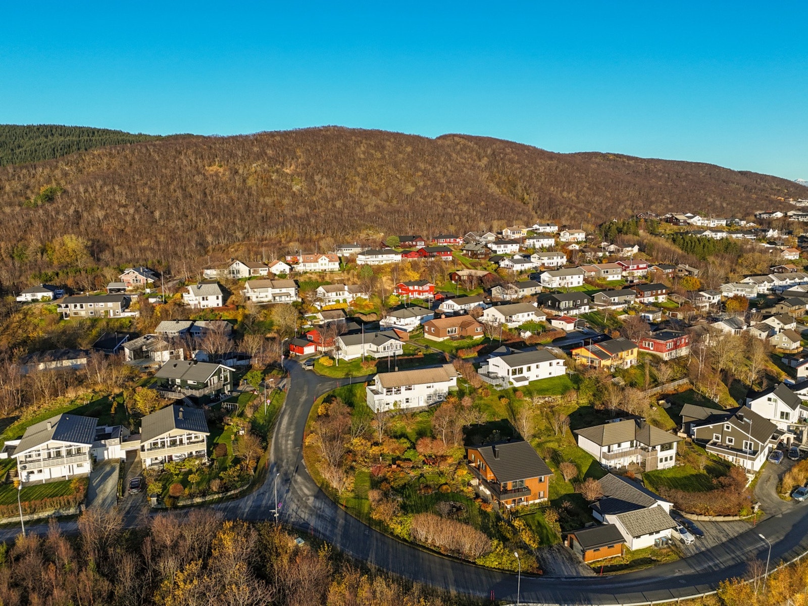 Det er kort vei også til turområder som bl.a oppkjørt lysløype i Stille dal. Nærbutikk og kollektivtransport er også rett ved. Galleribilde