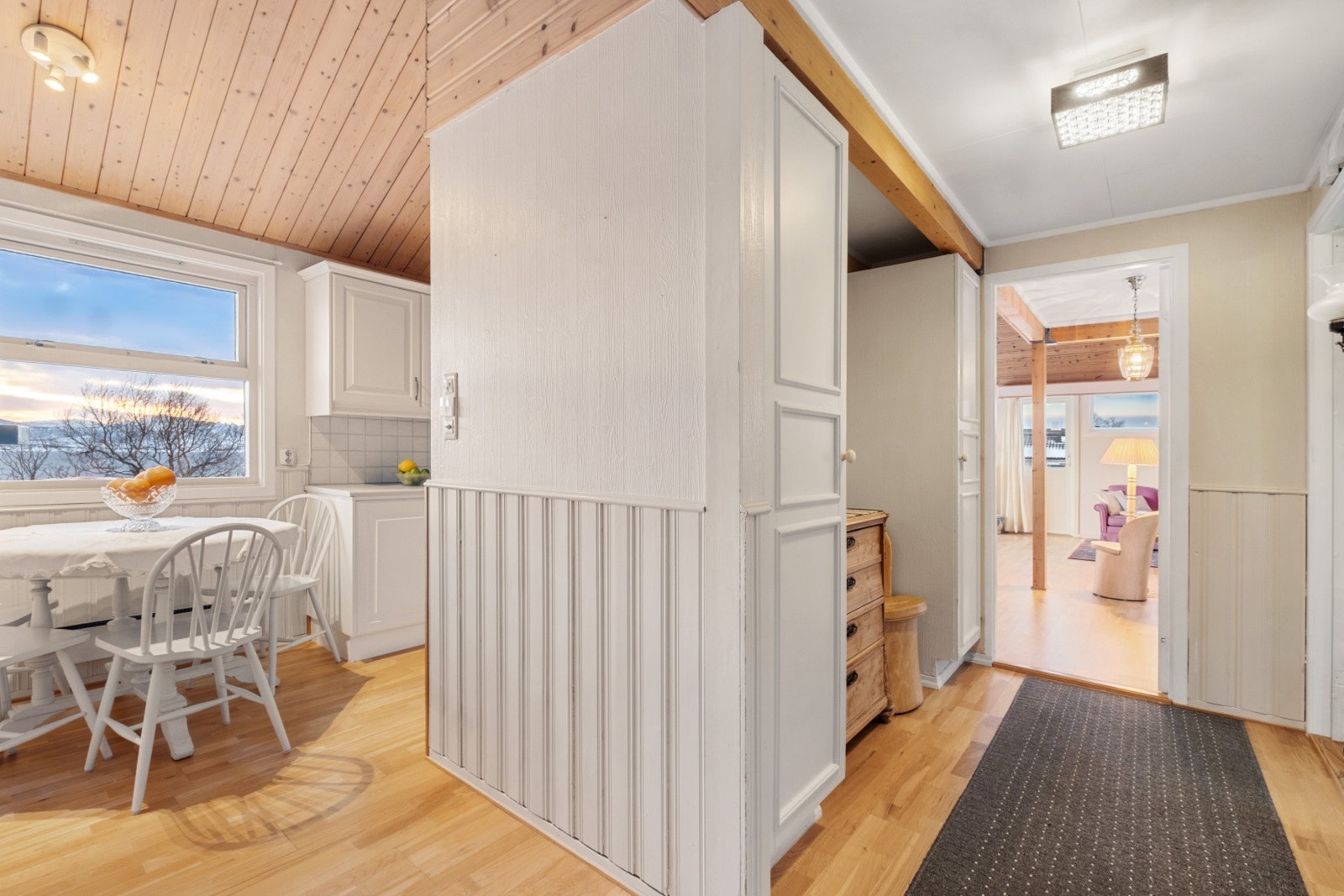 Mellomgang som knytter sammen stue, kjøkken, bad og soverom. Galleribilde