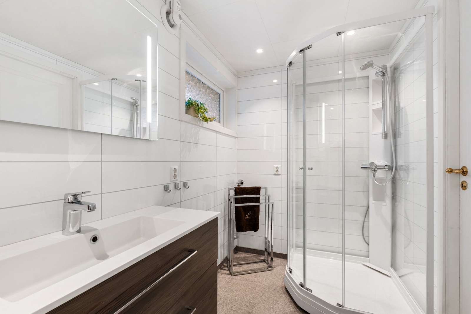 Badet ble oppusset i 2018. Det er plass og opplegg for vaskemaskin/tørketrommel til venstre for dusjkabinettet. Galleribilde