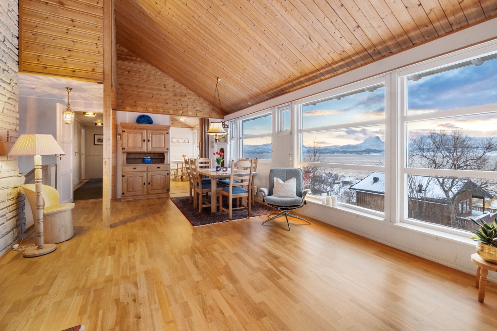 Hele stuefasaden har store vinduer i retning mot den flotte utsikten. Galleribilde