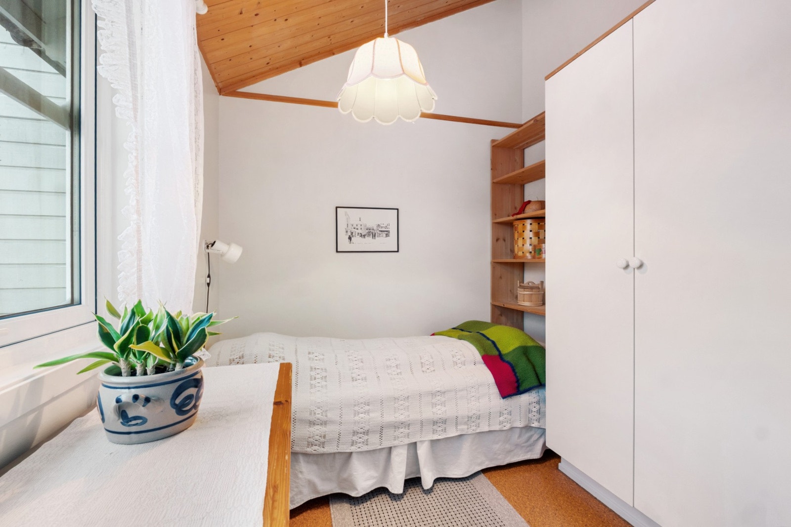 Soverom nr. 2 i første etasje. Skap følger med. Galleribilde