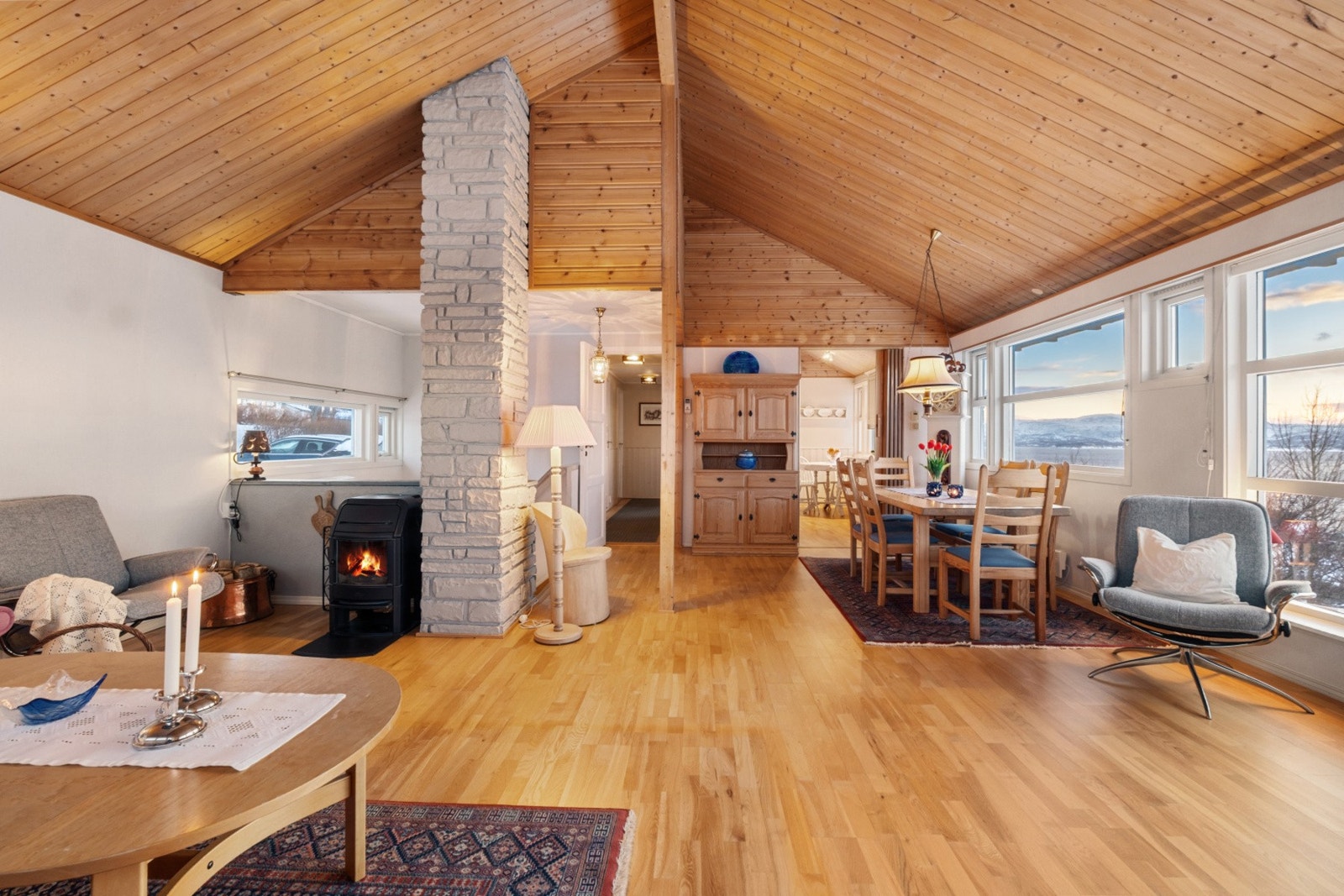 Det er kjekt å ha vedovn på denne kalde årstiden. Galleribilde