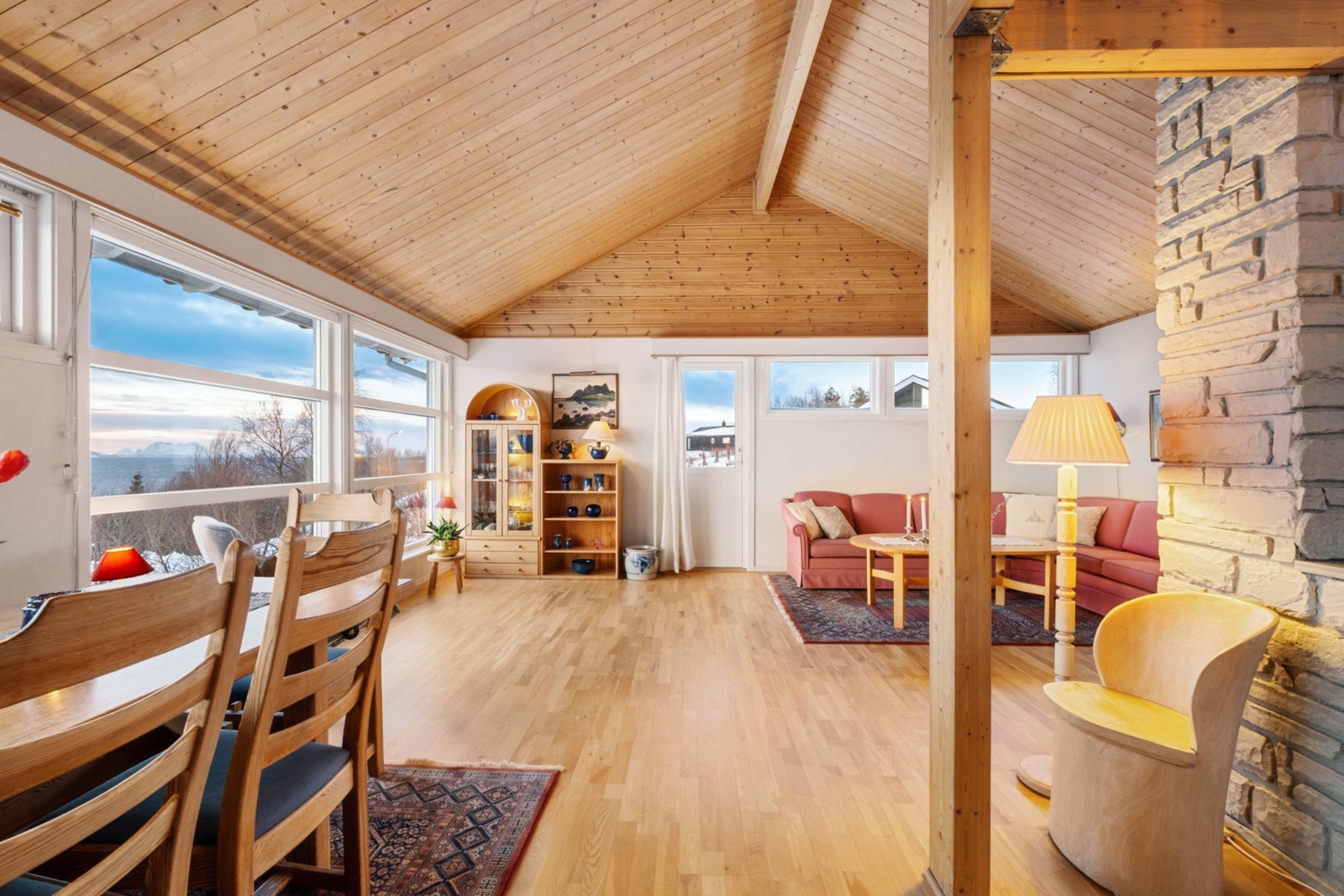 Det er utgang til balkong fra stuen. Galleribilde