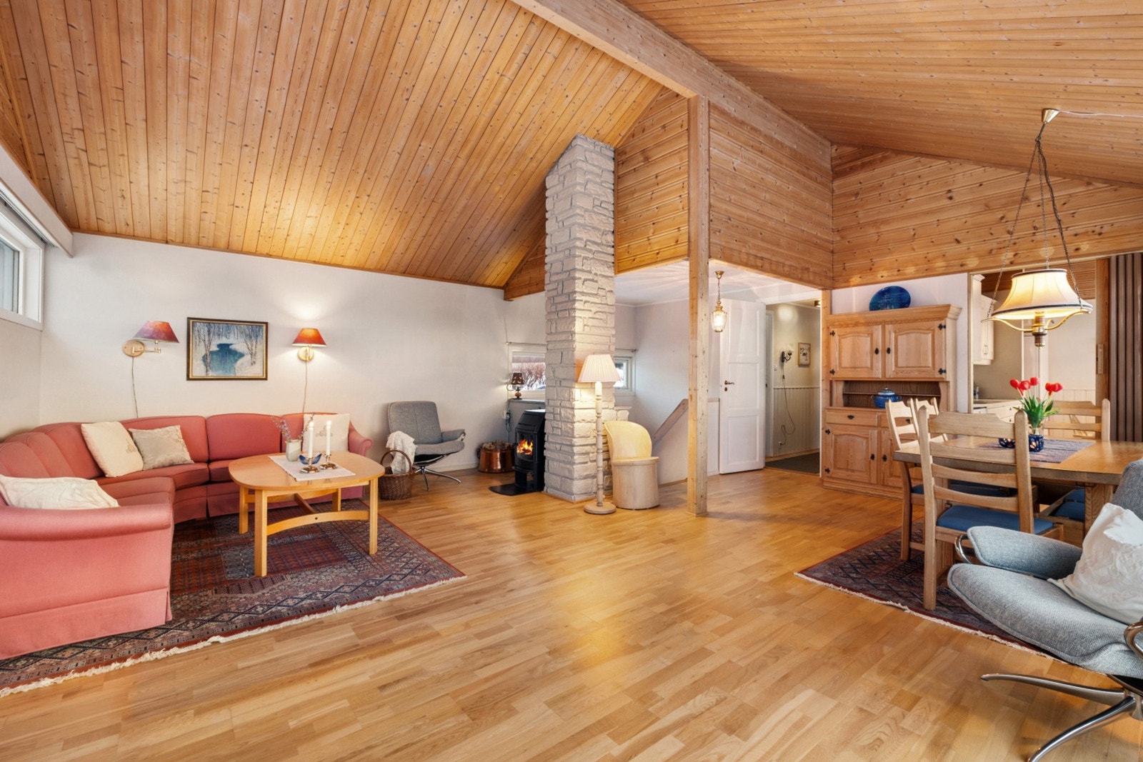 God takhøyde gir rommet et ekstra særpreg. Galleribilde