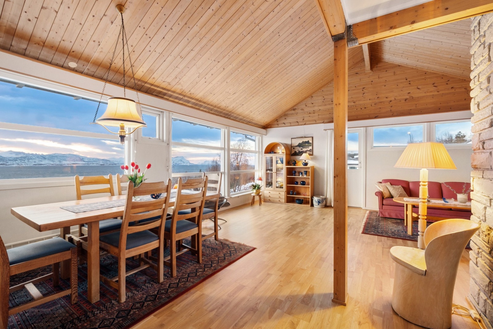 Stuen er møbleringsvennlig med plass til flere sittegrupper. Galleribilde