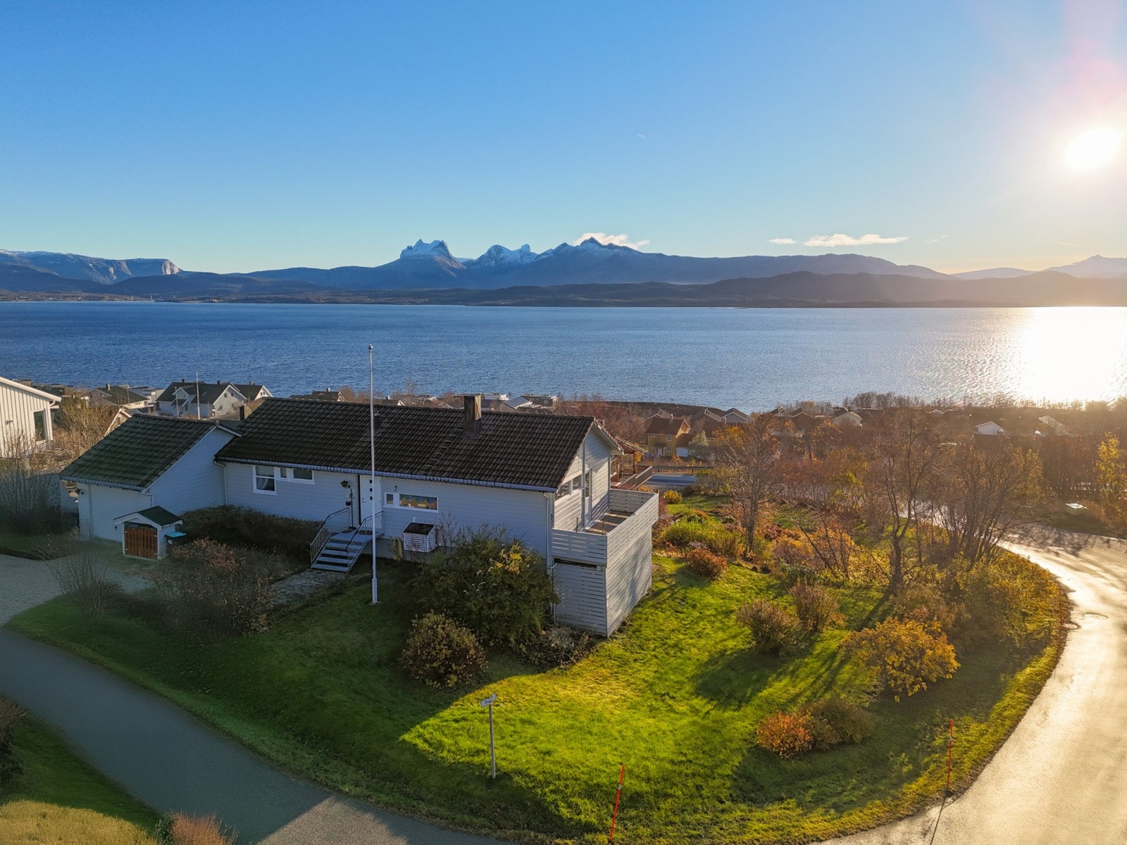 Velkommen til Framlia 2, en stor enebolig med fantastisk utsikt, stor hjørnetomt og garasje. Foto: Mamor AS. Galleribilde