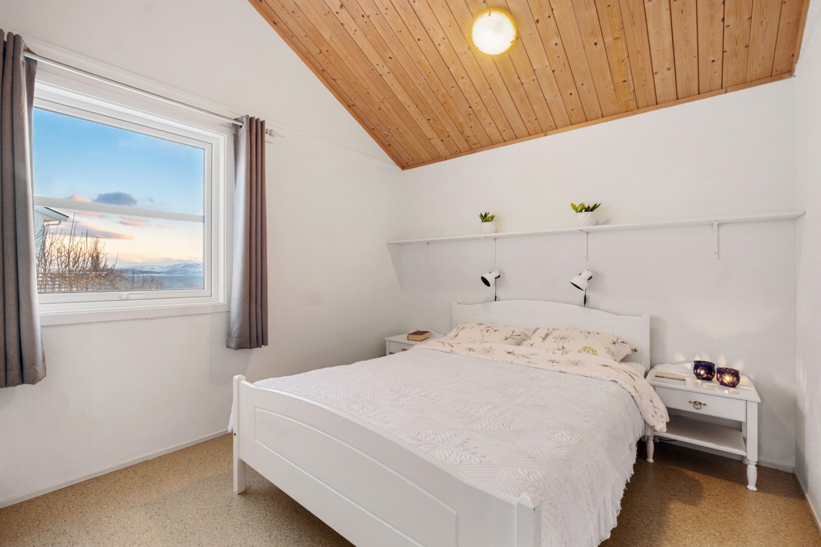 Boligen har 4 soverom, 2 i hver etasje. Dette ligger i 1.etasje. Galleribilde