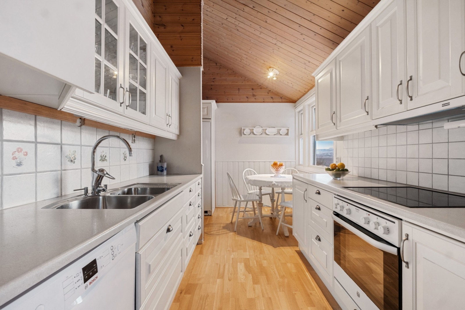 Kjøkkenet har lys profilert innredning, med god skap og benkeplass. Galleribilde