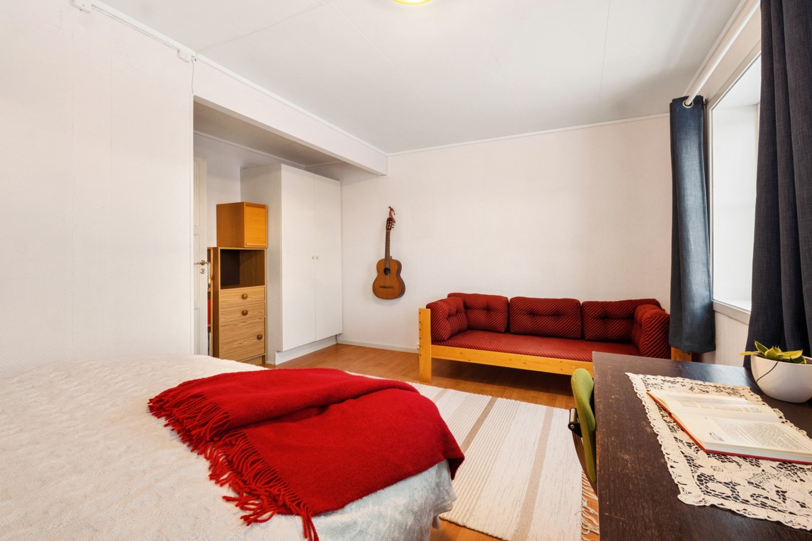 Stort og fleksibelt soverom. Skap følger med. Galleribilde