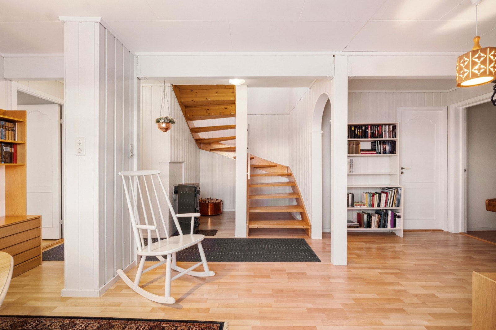 Boligen har vedovn i begge etasjer. Galleribilde