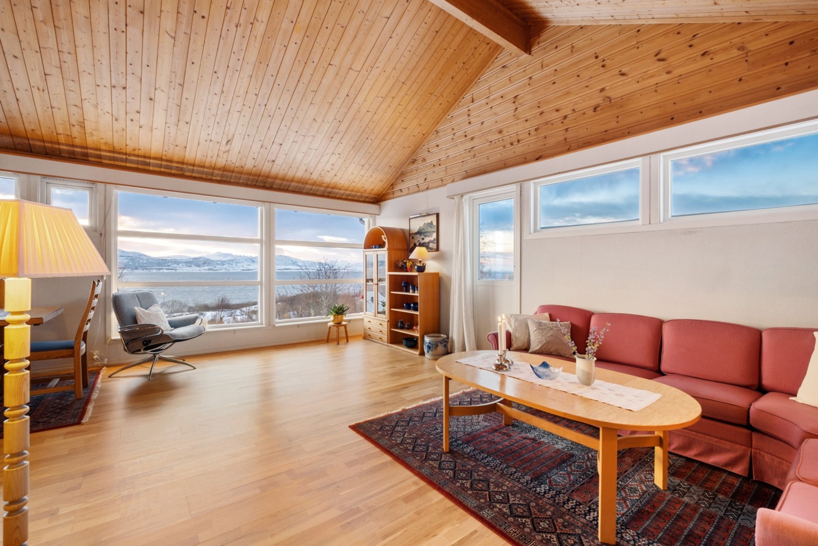 Store vindusflater gir fantastisk utsikt og mye naturlig lys til etasjen. Galleribilde