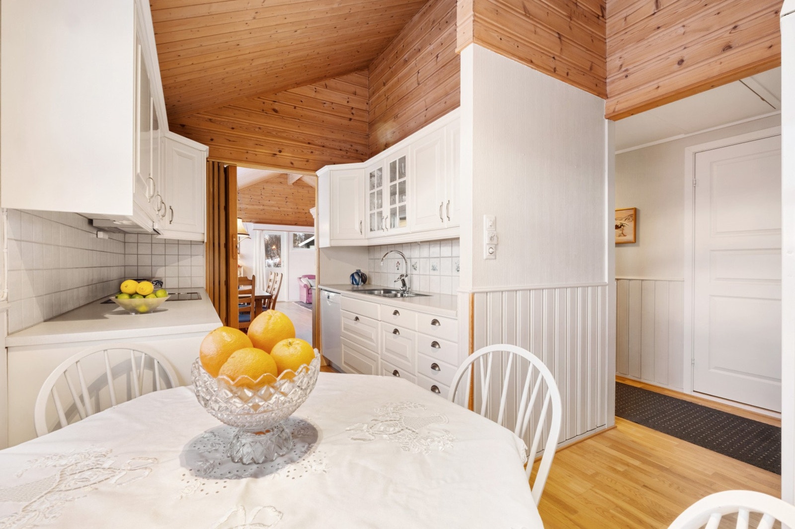 Praktisk oppbygd rom med adkomst fra stue og gang. Galleribilde