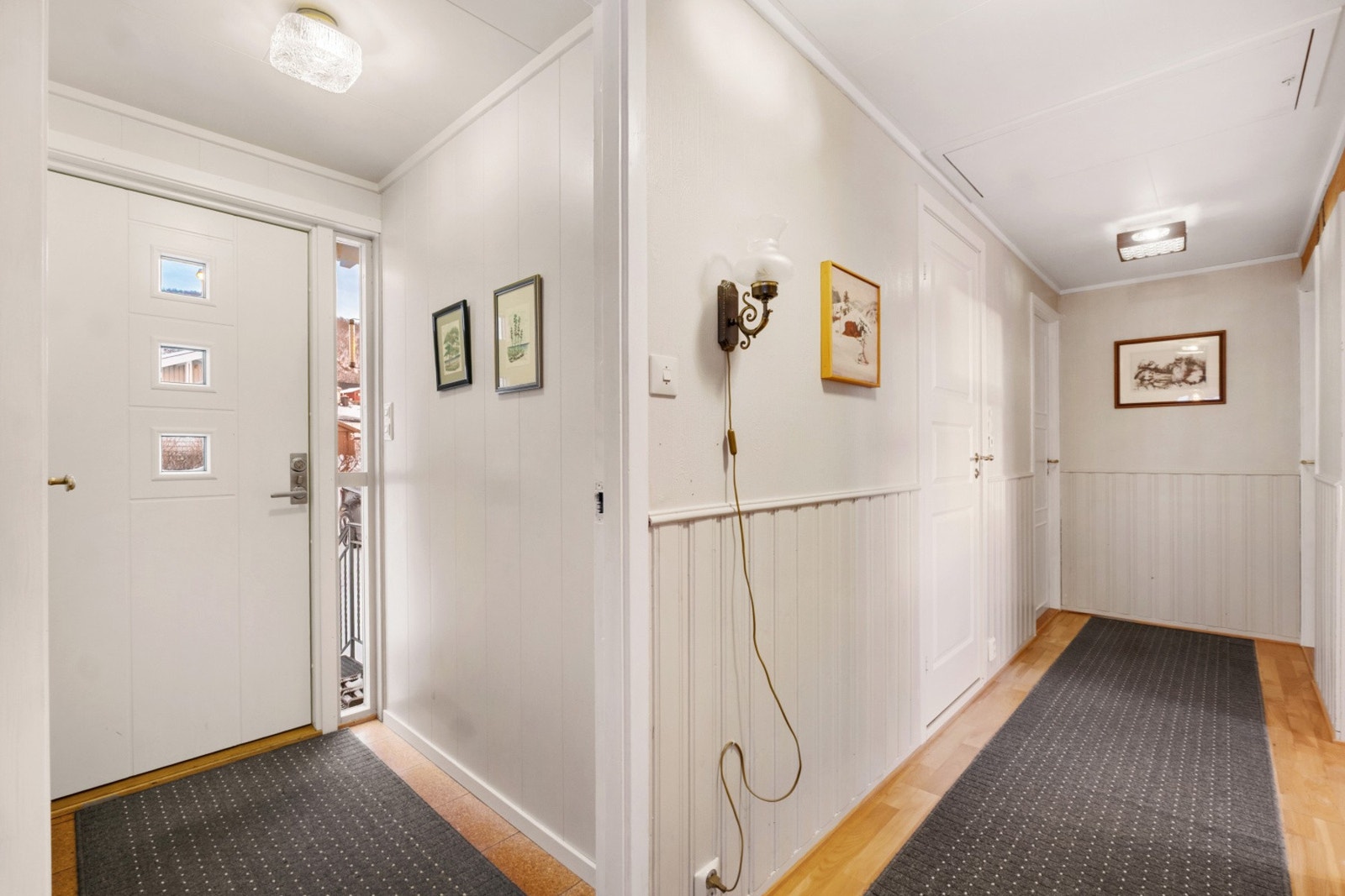 Entré og gang i 1.etasje. Galleribilde