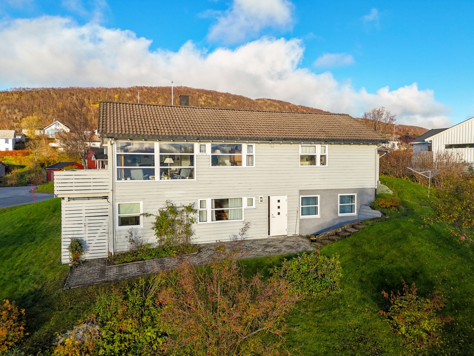 Boligen ligger fint plassert på en høyde i terrenget. Galleribilde