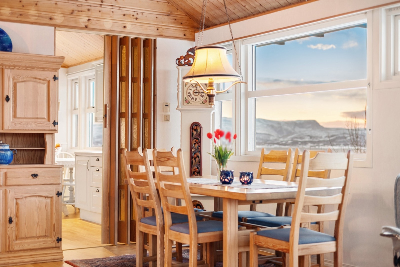 Man kan også velge å ha spisebord rett utenfor kjøkkenet. Galleribilde