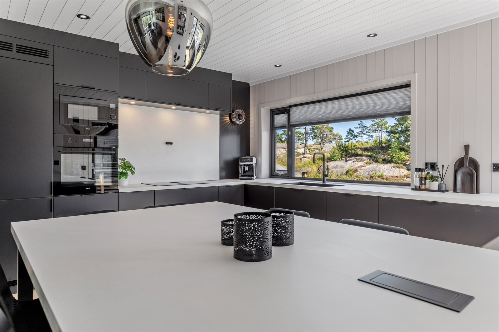 Påkostet kjøkken med integrerte hvitevarer fra Strai Galleribilde