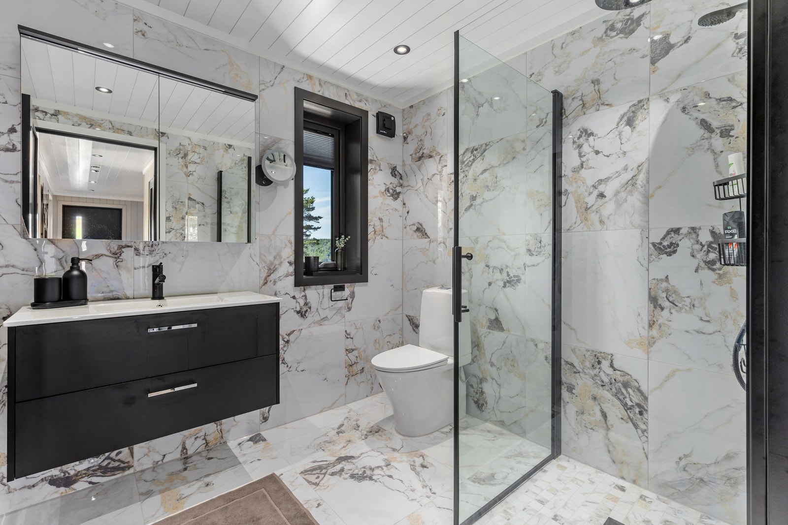 Påkostet baderomsløsninger med smakfull innredning Galleribilde