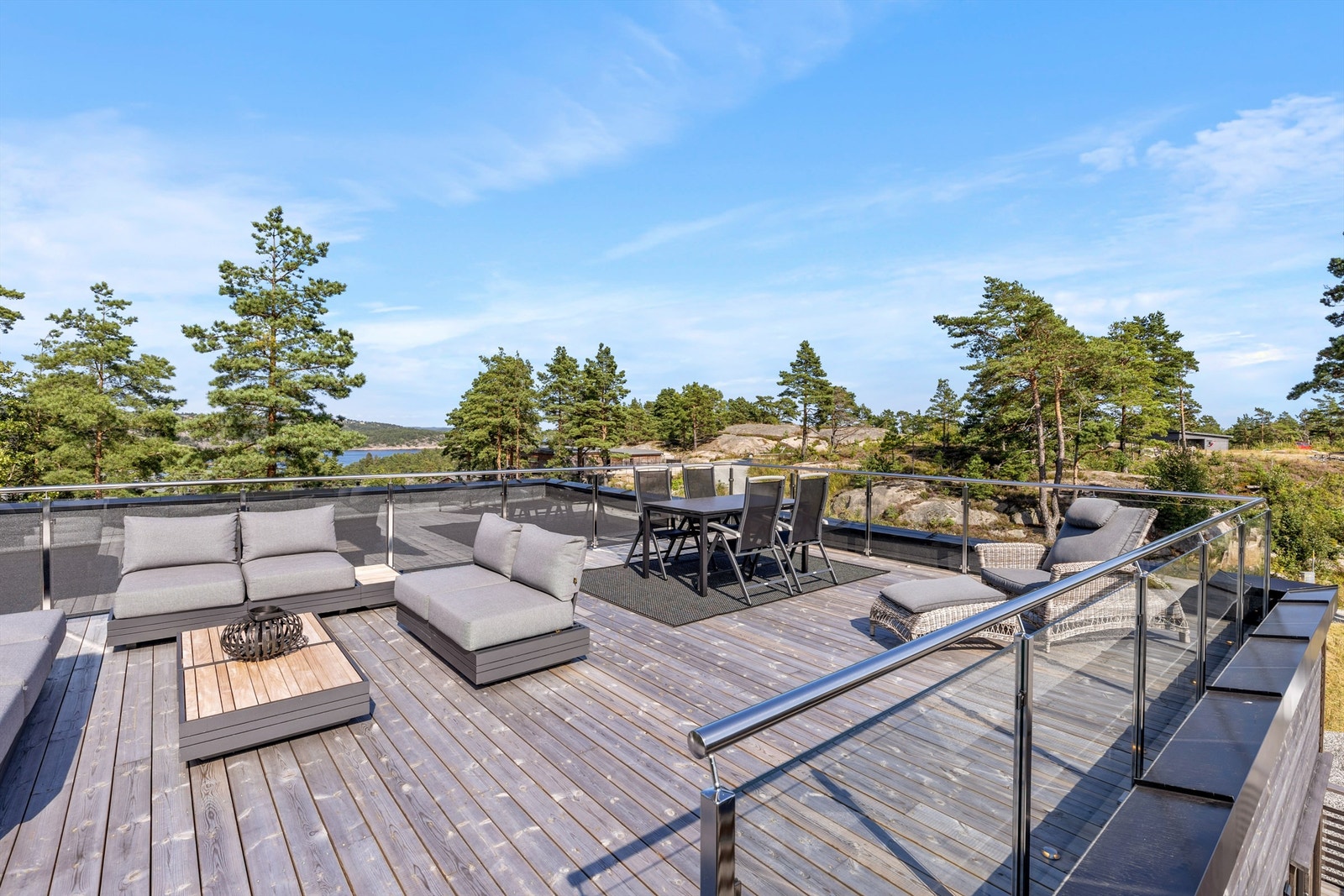 Helt rå takterrasse med god plass til grillfest eller bare nyte sola Galleribilde